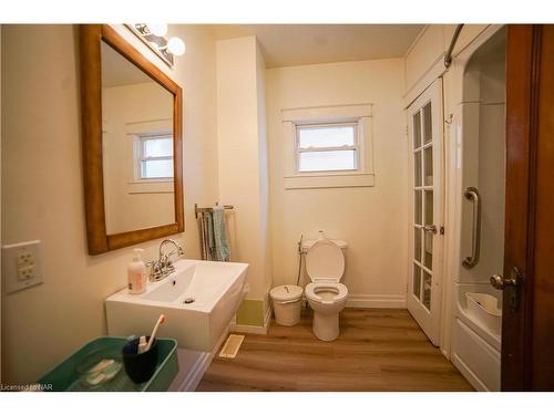 80 St Patrick Street, St. Catharines, ON - Indoor Photo Showing Bathroom