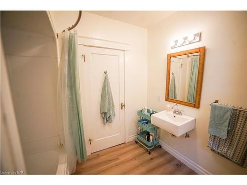 80 St Patrick Street, St. Catharines, ON - Indoor Photo Showing Bathroom
