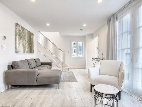 5709 Dorchester Road, Niagara Falls, ON - Indoor Photo Showing Living Room