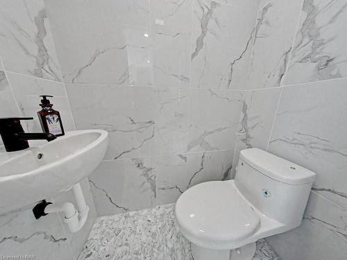 5709 Dorchester Road, Niagara Falls, ON - Indoor Photo Showing Bathroom