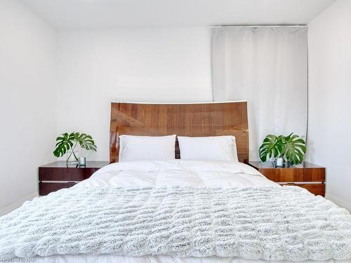 5709 Dorchester Road, Niagara Falls, ON - Indoor Photo Showing Bedroom