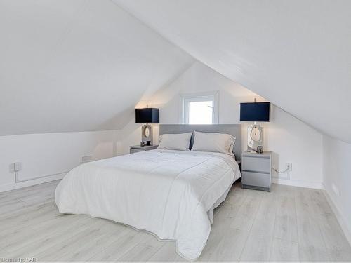 5709 Dorchester Road, Niagara Falls, ON - Indoor Photo Showing Bedroom