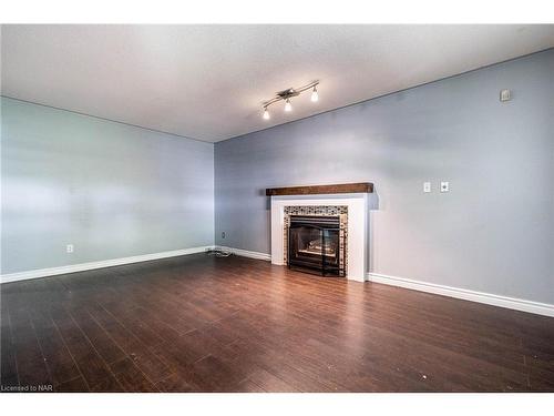 1098 Edward Av, Fonthill, ON - Indoor With Fireplace