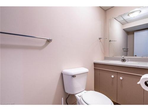 1098 Edward Av, Fonthill, ON - Indoor Photo Showing Bathroom