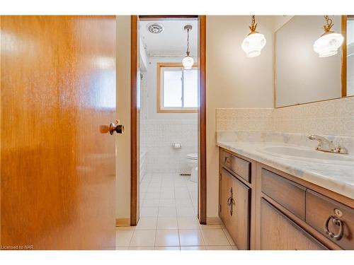 3083 Portage Road, Niagara Falls, ON - Indoor Photo Showing Bathroom