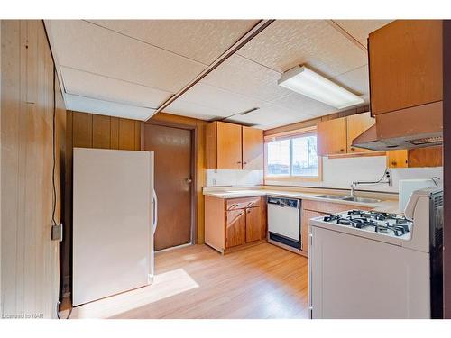 3083 Portage Road, Niagara Falls, ON - Indoor Photo Showing Kitchen