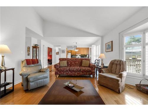 12-3516 Main Street, Niagara Falls, ON - Indoor Photo Showing Living Room