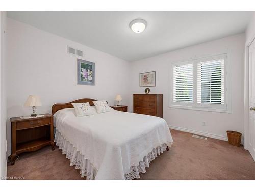 12-3516 Main Street, Niagara Falls, ON - Indoor Photo Showing Bedroom