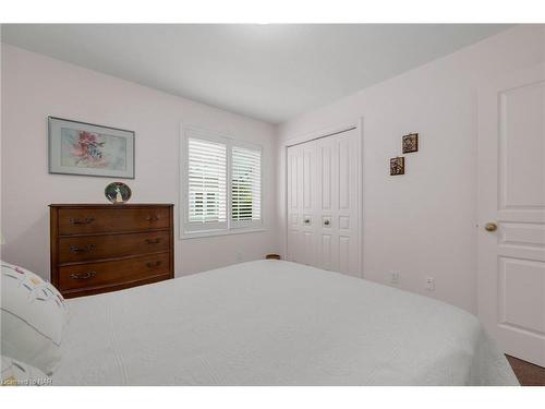 12-3516 Main Street, Niagara Falls, ON - Indoor Photo Showing Bedroom