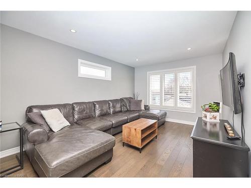 28 Churchill Street, St. Catharines, ON - Indoor Photo Showing Living Room