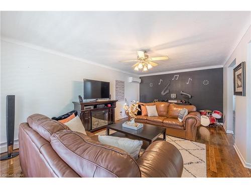 46 Bendingroad Crescent, St. Catharines, ON - Indoor Photo Showing Living Room