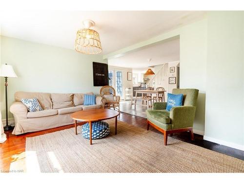190 Davis Street, Port Colborne, ON - Indoor Photo Showing Living Room