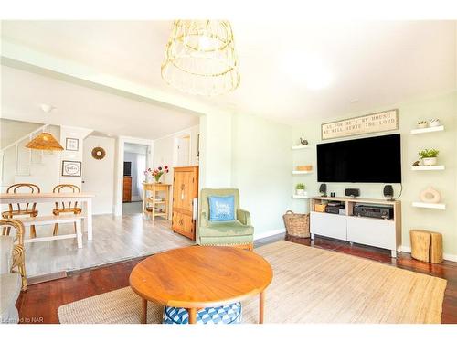 190 Davis Street, Port Colborne, ON - Indoor Photo Showing Living Room