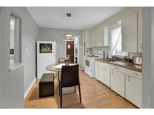 5-5 1/2 Abbey Avenue, St. Catharines, ON - Indoor Photo Showing Kitchen