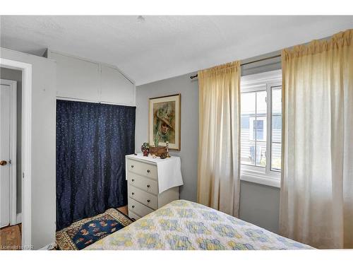 5-5 1/2 Abbey Avenue, St. Catharines, ON - Indoor Photo Showing Bedroom