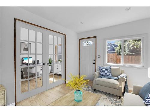 5-5 1/2 Abbey Avenue, St. Catharines, ON - Indoor Photo Showing Living Room