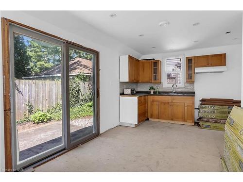 5-5 1/2 Abbey Avenue, St. Catharines, ON - Indoor Photo Showing Kitchen