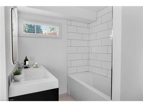 5-5 1/2 Abbey Avenue, St. Catharines, ON - Indoor Photo Showing Bathroom