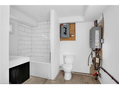 5-5 1/2 Abbey Avenue, St. Catharines, ON - Indoor Photo Showing Bathroom