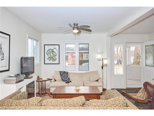 401 Maplewood Avenue, Crystal Beach, ON - Indoor Photo Showing Living Room