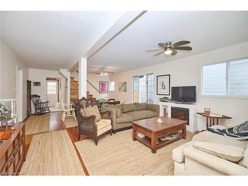 401 Maplewood Avenue, Crystal Beach, ON - Indoor Photo Showing Living Room