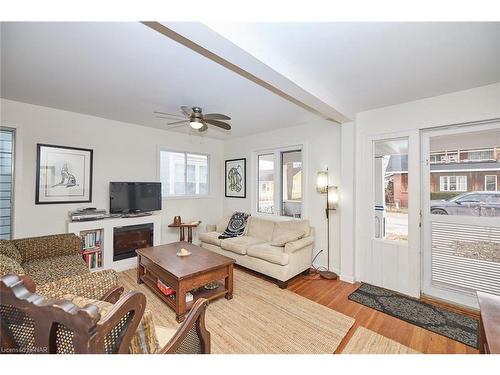 401 Maplewood Avenue, Crystal Beach, ON - Indoor Photo Showing Living Room