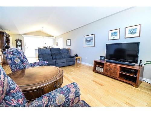88 Draper'S Street, Welland, ON - Indoor Photo Showing Living Room