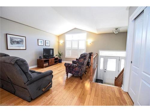88 Draper'S Street, Welland, ON - Indoor Photo Showing Living Room