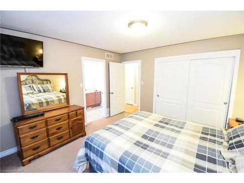 88 Draper'S Street, Welland, ON - Indoor Photo Showing Bedroom
