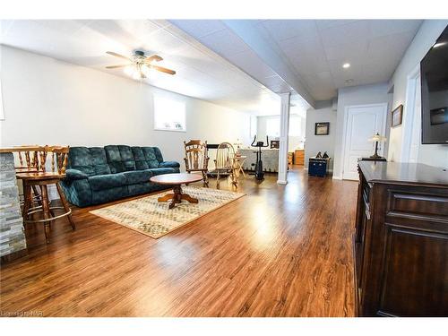 88 Draper'S Street, Welland, ON - Indoor Photo Showing Living Room