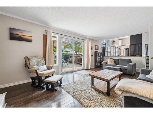 35 Fairington Crescent, St. Catharines, ON - Indoor Photo Showing Living Room