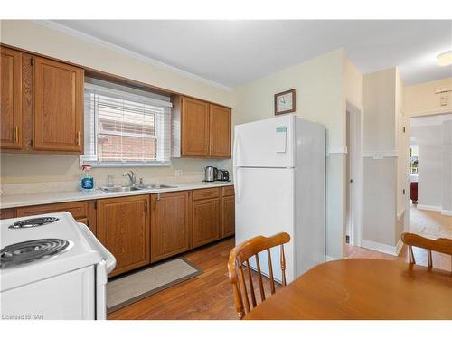 149 South Drive, St. Catharines, ON - Indoor Photo Showing Kitchen With Double Sink