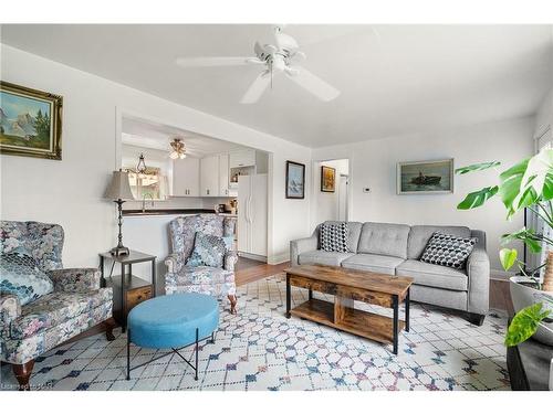 2950 Nigh Road, Ridgeway, ON - Indoor Photo Showing Living Room