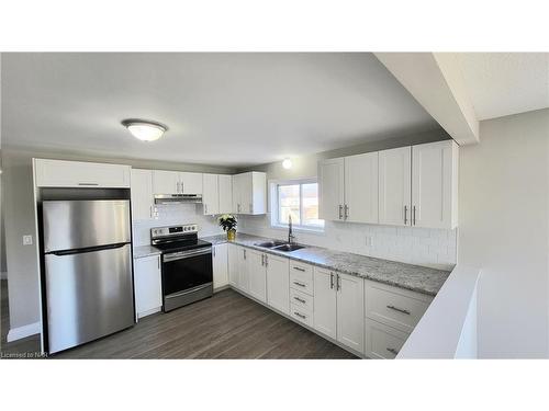 3-402 Fares Street, Port Colborne, ON - Indoor Photo Showing Kitchen With Double Sink