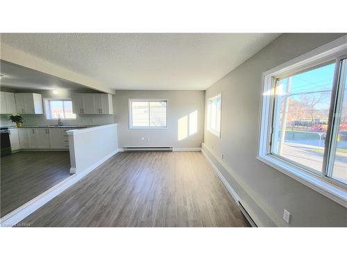 3-402 Fares Street, Port Colborne, ON - Indoor Photo Showing Kitchen