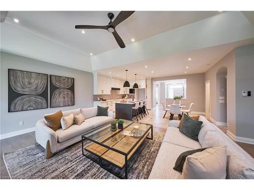 464 Old Course Trail, Welland, ON - Indoor Photo Showing Living Room