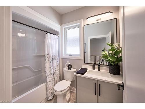 464 Old Course Trail, Welland, ON - Indoor Photo Showing Bathroom