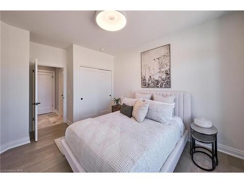 464 Old Course Trail, Welland, ON - Indoor Photo Showing Bedroom