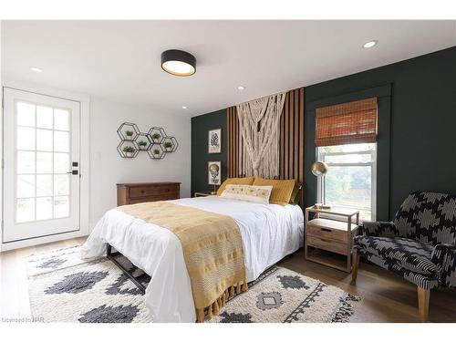 1375 Pelham Street, Fonthill, ON - Indoor Photo Showing Bedroom