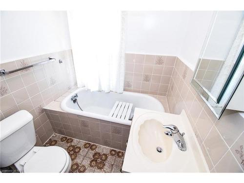 221 Lincoln Street, Welland, ON - Indoor Photo Showing Bathroom