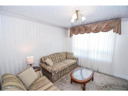 221 Lincoln Street, Welland, ON - Indoor Photo Showing Living Room