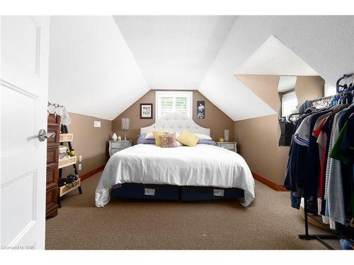 560 Rosehill Road, Fort Erie, ON - Indoor Photo Showing Bedroom