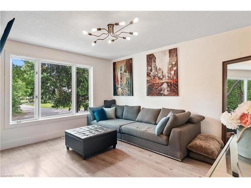 3393 Grove Avenue, Ridgeway, ON - Indoor Photo Showing Living Room