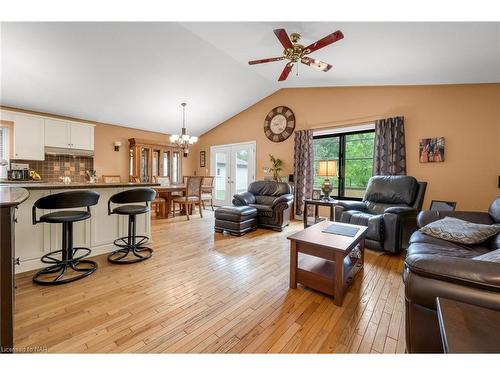 394 St George Street, Welland, ON - Indoor Photo Showing Living Room