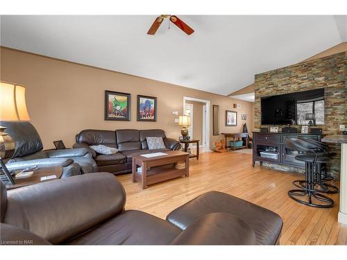 394 St George Street, Welland, ON - Indoor Photo Showing Living Room