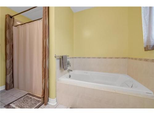 394 St George Street, Welland, ON - Indoor Photo Showing Bathroom