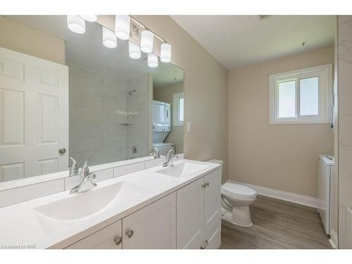 13A Elmwood Avenue, St. Catharines, ON - Indoor Photo Showing Bathroom