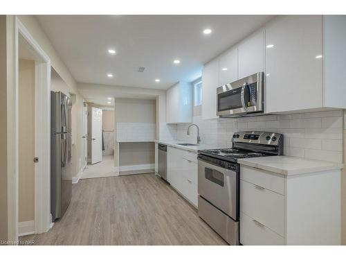 13A Elmwood Avenue, St. Catharines, ON - Indoor Photo Showing Kitchen