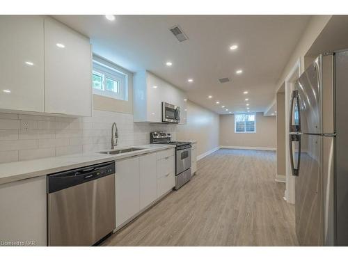 13A Elmwood Avenue, St. Catharines, ON - Indoor Photo Showing Kitchen With Upgraded Kitchen