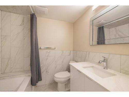13A Elmwood Avenue, St. Catharines, ON - Indoor Photo Showing Bathroom